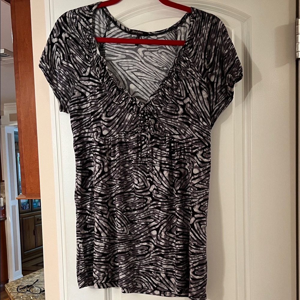 Daisy Fuentes Black and Gray Patterned Blouse